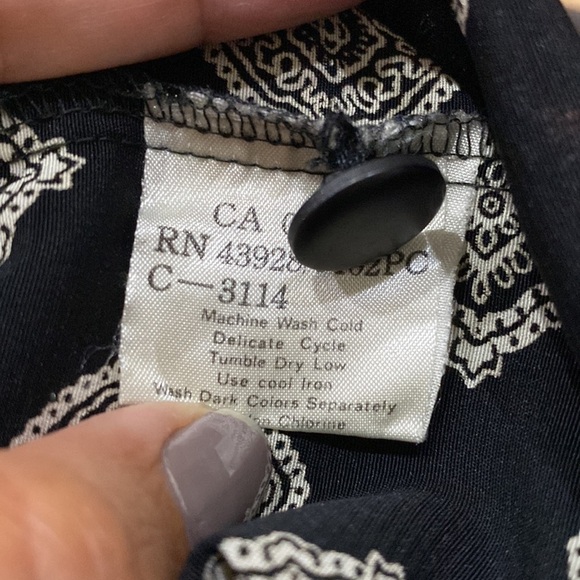 Anne Klein Black and White Print Blouse Button down Long Sleeve Flowy Material - Picture 9 of 10